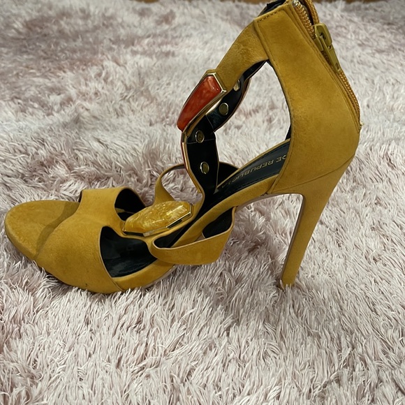 Heels - Picture 3 of 3